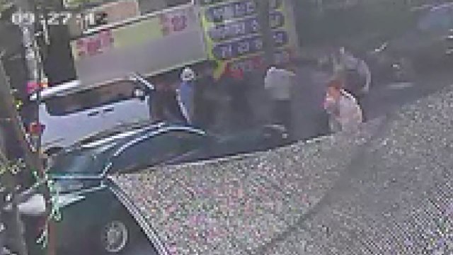 [영상] 차 들어올려 생명 구한 시민 영웅들 / YTN