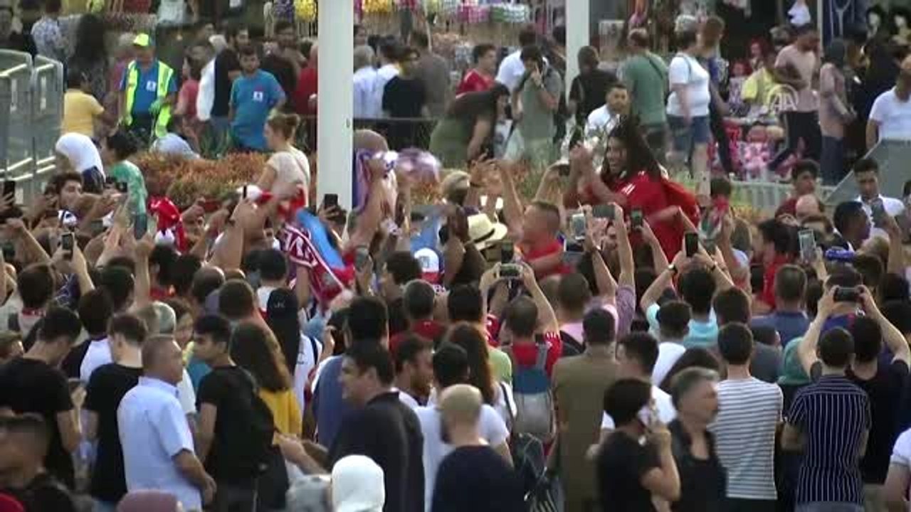 Süper Kupa için gelen taraftarlar Taksim'de - Gençlik ve Spor Bakanı Kasapoğlu