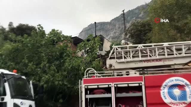 İki katlı ahşap ev yangın sonrası kullanılamaz hale geldi