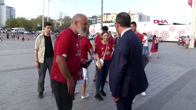 GENÇLİK VE SPOR BAKANI KASAPOĞLU TAKSİM MEYDANI'NDA TARAFTARLARLA BULUŞTU