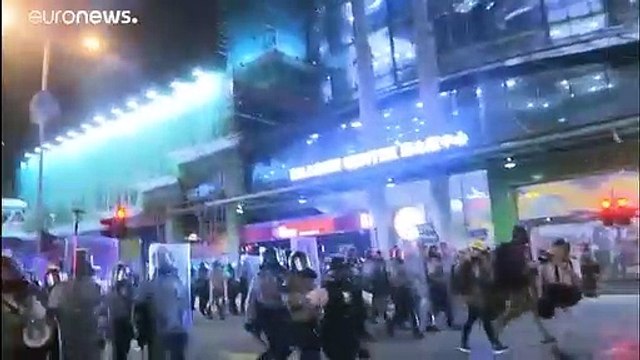 شاهد: تجدد المواجهات بين الشرطة ومحتجين في شوارع هونغ كونغ