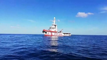 Суд разрешил судну Open Arms зайти в итальянские воды