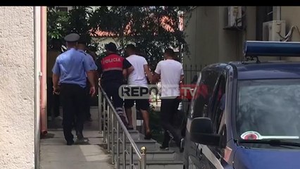 Report TV - Fier, vranë me thikë të riun Flroian Selimi, dalin para gjykatës dy të akuzuarit