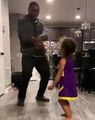 Ce papa n'en peut plus lorsqu'il voit comment sa fille danse