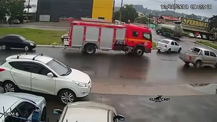 Video herunterladen: Cette voiture a pris feu au moment même où les pompiers sont passés par là par hasard