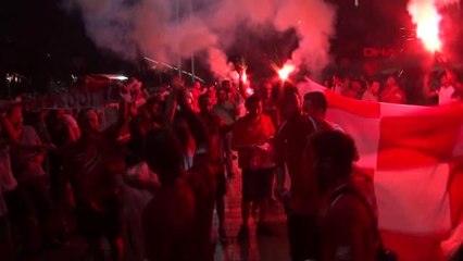 LİVERPOOL TARAFTARININ TAKSİM'DE KUPA KUTLAMASI