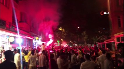 Liverpool’lu taraftarların Taksim’de kupa coşkusu