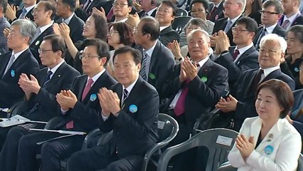 文 경축사에 "희망찬 미래 그려내" vs "文 대통령 때문에 흔들려" / YTN