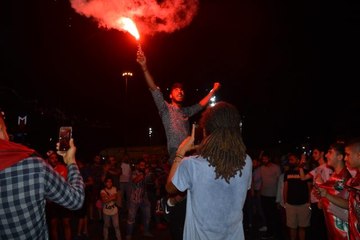 Liverpool'lu taraftarların Taksim'de kupa coşkusu
