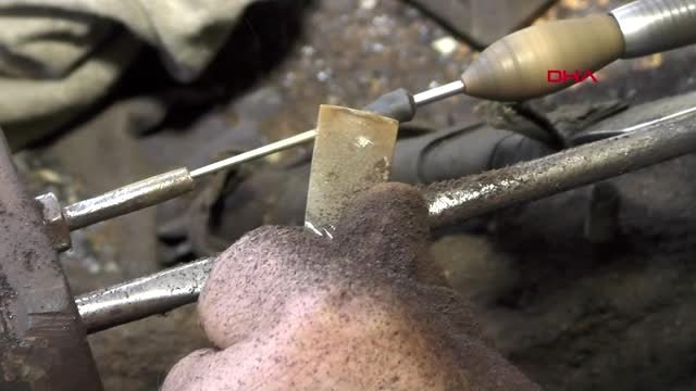 ERZURUM Oltu taşı tozlarından hediyelik eşya ve biblo yaptı