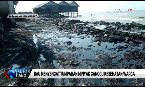 Bau Menyengat Tumpahan Minyak di Karawang Ganggu Kesehatan Warga