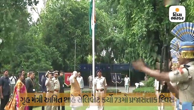 ગૃહમંત્રી અમિત શાહે રાષ્ટ્રધ્વજ ફરકાવી જવાનોને મીઠાઈ વહેંચી