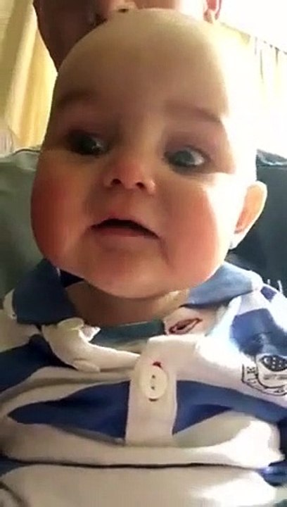 La réaction de ce bébé qui se voit pour la première fois !