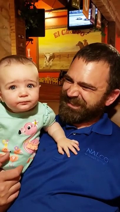 La tête de ce bébé qui essaye le citron pour la première fois.. il en redemande !