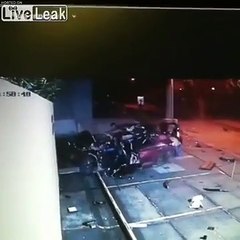 Sa voiture détruite, il s'en sort vivant par miracle en marchant !