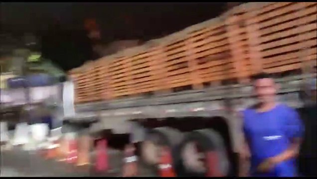 Produtores protestam e impedem a entrada de caminhões na porta da Ceasa