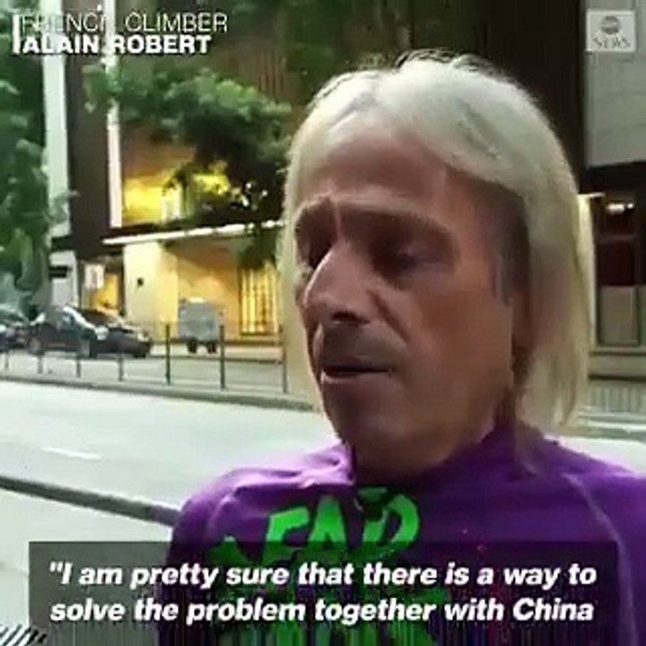 Le «Spiderman» français Alain Robert escalade un gratte-ciel de Hong Kong avant d’y déployer une «banderole de la paix»