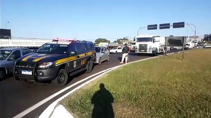 Download Video: Carro e caminhão batem no Trevo Cataratas