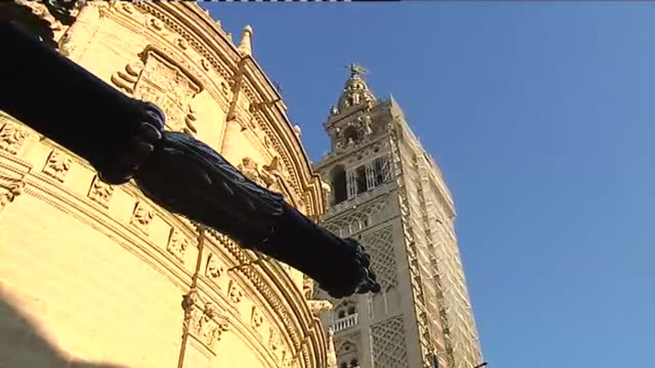Miles de fieles asisten a la procesión de la Virgen de los Reyes