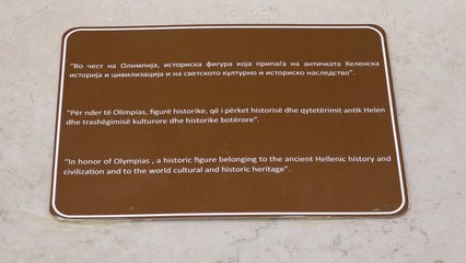 Ka nisur ndërrimi i mbishkrimeve të përmendoreve në sheshin e Shkupit