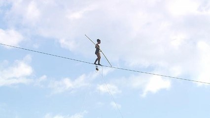 Τσεχία:Ισορροπία σε σχοινί πάνω από τον ποταμό Μολδάβα