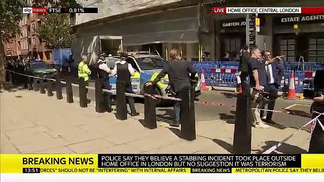 Londres: Un homme grièvement blessé après avoir été poignardé devant le ministère de l'Intérieur dans des circonstances non précisées dans l'immédiat