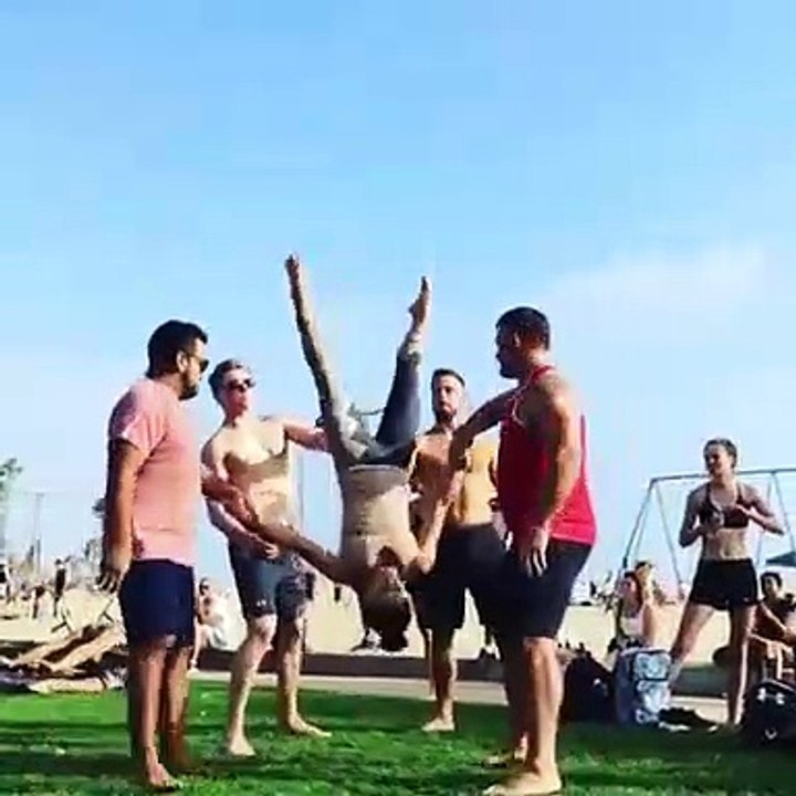 Des mouvements acrobatiques impressionnants exécutés par ce groupe d'amis