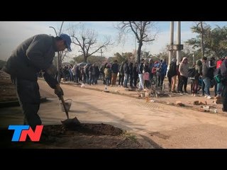 Dos kilómetros de cola para conseguir trabajo en un supermercado en Tucumán