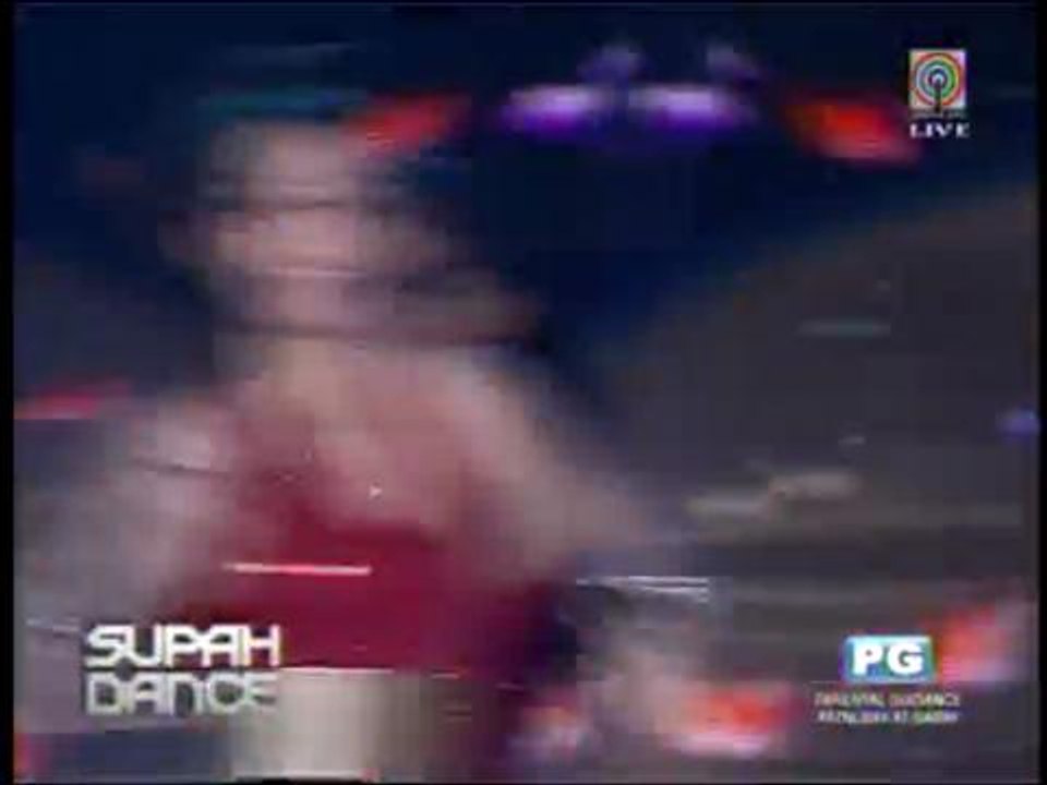 Iza survives wardrobe malfunction