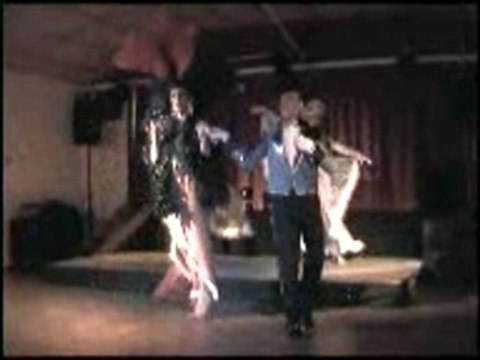 Transformiste dolly show viva paradis avec danseuses