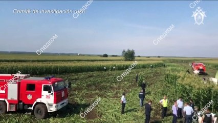 Avión de línea ruso efectúa aterrizaje de emergencia en un campo de maíz