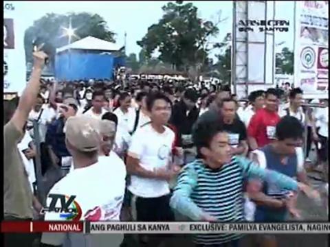 Couples simultaneously kiss for a minute in Laoag