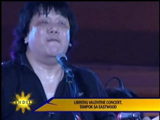 Couples go to Luneta on Valentine's Day