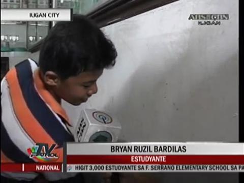 Students in Iligan clean flooded rooms