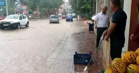 Tavas'ta sağanak yağış sele neden oldu