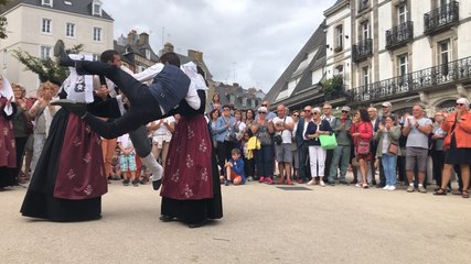 Initiation à la danse bretonne lors des Fêtes d’Arvor