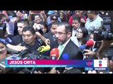 Manifestantes pintan de rosa a Jesús Orta durante una protesta por casos de violación