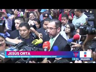 Manifestantes pintan de rosa a Jesús Orta durante una protesta por casos de violación