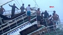 Sinop'ta gezi teknesi yan yattı, yolcular tahliye edildi 2