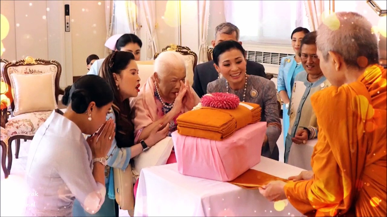 ดูภาพสุดประทับใจอีกครั้ง สมเด็จฯ พระพันปีหลวง ทรงกุมพระหัตถ์สมเด็จพระนางเจ้าสุทิดาฯ ไว้แน่น ทั้งสองพระองค์ทรงพระเจริญ