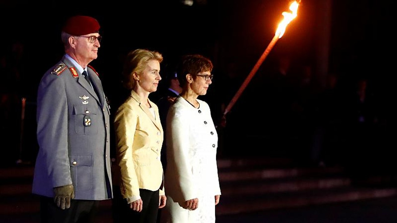 Großer zapfenstreich: von der leyen verabschiedet sich von der truppe