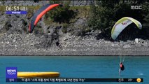 [투데이 영상] 푸른 호수 누비는 패러글라이딩 곡예