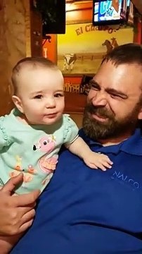 Hilarant : un bébé goute le citron pour la première fois et en redemande!