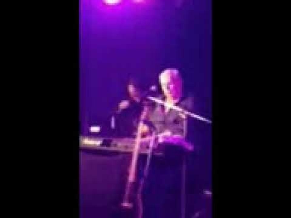 "Pense à moi, comme je t'aime". Francis Lalanne à Liège, à la fin du show Pierrot