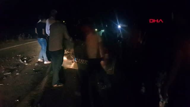 Kına gecesine gidenlerin olduğu minibüs ile otomobil çarpıştı 5 yaralı