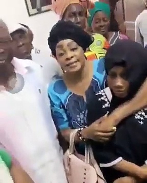 pemière apparition de Carmen Sama aux funérailles de Dj Arafat en compagnie de Tina Glamour.