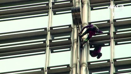"Spiderman" francés despliega bandera por la paz en rascacielos de Hong Kong