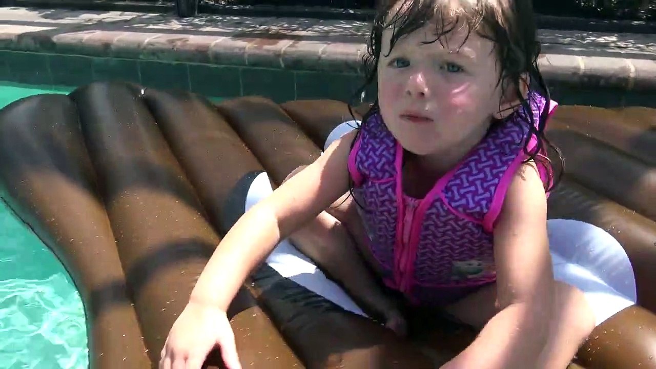 Brincando na Piscina - Dia de Domingo Divertido.