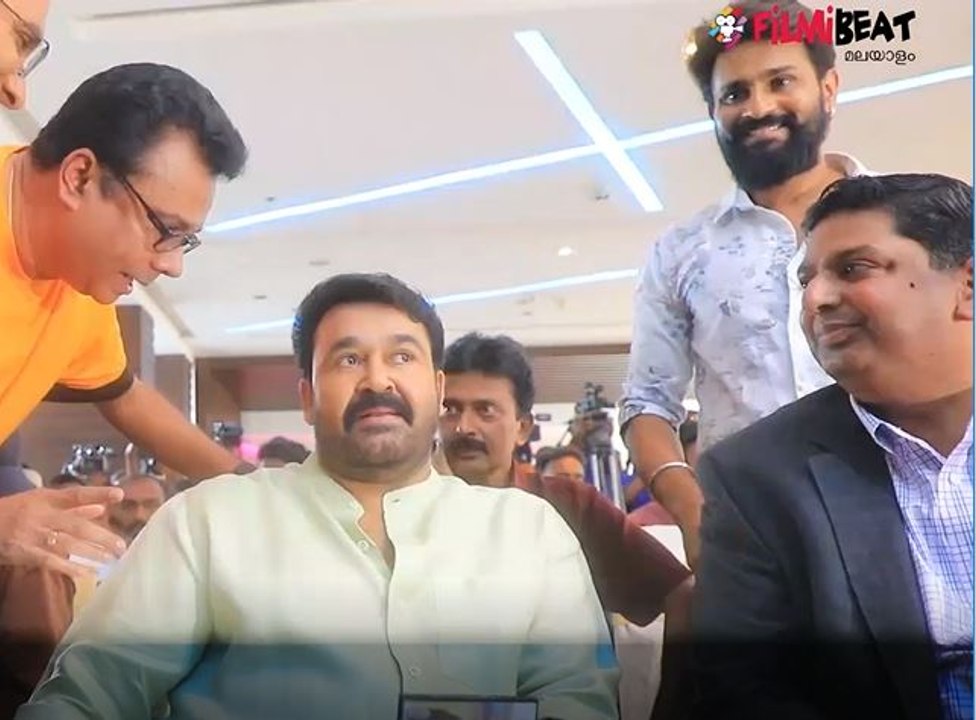 മാസ്സ് ലുക്കിൽ കസവ് മുണ്ടുടുത്ത് ലാലേട്ടൻ | FilmiBeat Malayalam