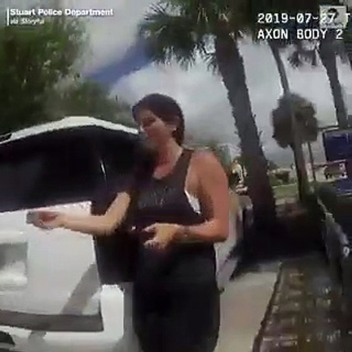 Etats-Unis: En pleine chaleur, une mère de famille oublie son bébé dans son véhicule fermé à clef et appelle les forces de l'ordre - VIDEO